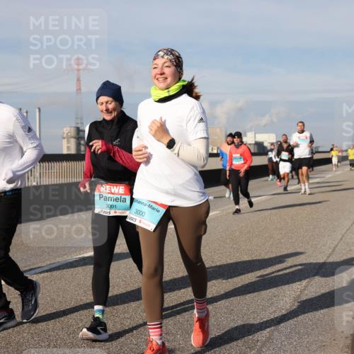 03.10.2025 - Köhlbrandbrückenlauf Lena Gebhardt http://msf.ph/oto/9096662 03.10.2025 10:10:03 Position 2 2999, 3001, 3000 meine-sportfotos.de