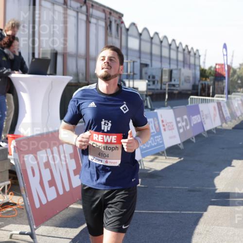03.10.2025 - Köhlbrandbrückenlauf Jannik Wohlers http://msf.ph/oto/9096666 03.10.2025 12:55:35 Ziel 4001, 4089, 4104, 4233, 6091 meine-sportfotos.de