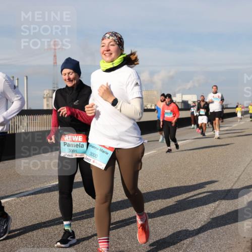 03.10.2025 - Köhlbrandbrückenlauf Lena Gebhardt http://msf.ph/oto/9096679 03.10.2025 10:10:03 Position 2 2999, 3001, 3000 meine-sportfotos.de