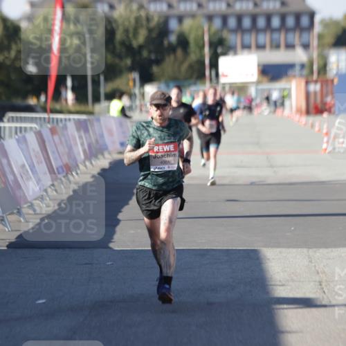 03.10.2025 - Köhlbrandbrückenlauf Jannik Wohlers http://msf.ph/oto/9096680 03.10.2025 12:55:38 Ziel 4001, 4089, 4104, 4233, 6091 meine-sportfotos.de