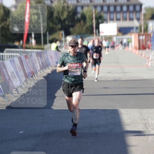 03.10.2025 - Köhlbrandbrückenlauf Jannik Wohlers http://msf.ph/oto/9096693 03.10.2025 12:55:38 Ziel 4001, 4089, 4104, 4233, 6091 meine-sportfotos.de