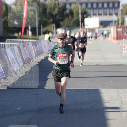 03.10.2025 - Köhlbrandbrückenlauf Jannik Wohlers http://msf.ph/oto/9096706 03.10.2025 12:55:38 Ziel 4001, 4089, 4104, 4233, 6091 meine-sportfotos.de