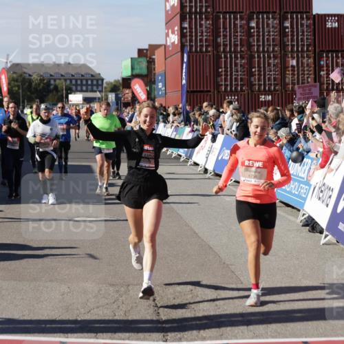 03.10.2025 - Köhlbrandbrückenlauf Jannik Wohlers http://msf.ph/oto/9096712 03.10.2025 13:21:08 Ziel 4393, 4680, 4749, 4846, 5156, 5265, 5363, 5377, 5450, 5618, 5746, 5878, 5882, 5883, 6262, 6282, 6296, 6602, 6645, 6646, 6648, 6650, 6756 meine-sportfotos.de