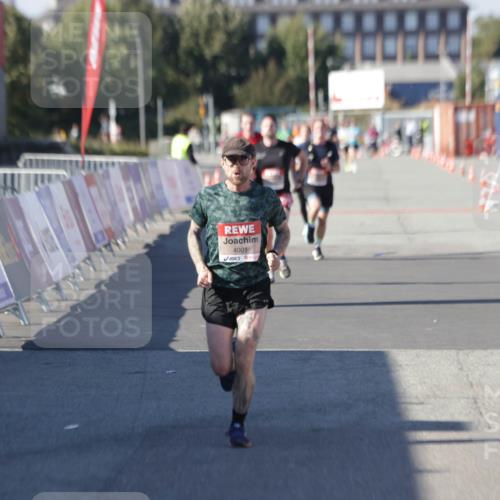 03.10.2025 - Köhlbrandbrückenlauf Jannik Wohlers http://msf.ph/oto/9096717 03.10.2025 12:55:38 Ziel 4001, 4089, 4104, 4233, 6091 meine-sportfotos.de