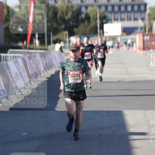 03.10.2025 - Köhlbrandbrückenlauf Jannik Wohlers http://msf.ph/oto/9096727 03.10.2025 12:55:38 Ziel 4001, 4089, 4104, 4233, 6091 meine-sportfotos.de