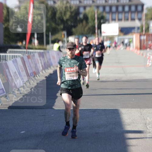 03.10.2025 - Köhlbrandbrückenlauf Jannik Wohlers http://msf.ph/oto/9096742 03.10.2025 12:55:38 Ziel 4001, 4089, 4104, 4233, 6091 meine-sportfotos.de