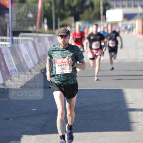 03.10.2025 - Köhlbrandbrückenlauf Jannik Wohlers http://msf.ph/oto/9096749 03.10.2025 12:55:40 Ziel 4001, 4089, 4104, 4233, 4594, 6091, 6100, 6762 meine-sportfotos.de