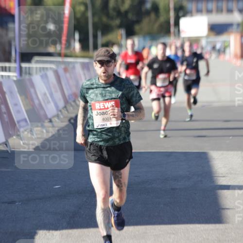 03.10.2025 - Köhlbrandbrückenlauf Jannik Wohlers http://msf.ph/oto/9096757 03.10.2025 12:55:40 Ziel 4001, 4089, 4104, 4233, 4594, 6091, 6100, 6762 meine-sportfotos.de