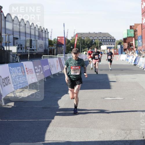 03.10.2025 - Köhlbrandbrückenlauf Jannik Wohlers http://msf.ph/oto/9096778 03.10.2025 12:55:41 Ziel 4001, 4104, 4233, 4594, 6100, 6762 meine-sportfotos.de