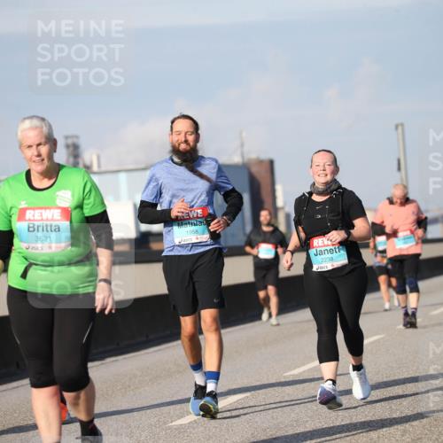 03.10.2025 - Köhlbrandbrückenlauf Jannik Wohlers http://msf.ph/oto/9096803 03.10.2025 10:15:14 Position 3 3621, 1958, 2238 meine-sportfotos.de