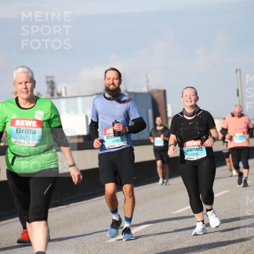 03.10.2025 - Köhlbrandbrückenlauf Jannik Wohlers http://msf.ph/oto/9096813 03.10.2025 10:15:14 Position 3 3621, 1958, 2238 meine-sportfotos.de