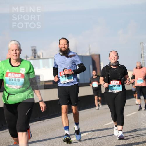 03.10.2025 - Köhlbrandbrückenlauf Jannik Wohlers http://msf.ph/oto/9096825 03.10.2025 10:15:14 Position 3 3621, 1958, 2238 meine-sportfotos.de