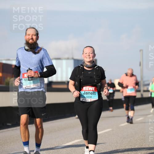 03.10.2025 - Köhlbrandbrückenlauf Jannik Wohlers http://msf.ph/oto/9096861 03.10.2025 10:15:15 Position 3 13, 1958, 2238 meine-sportfotos.de