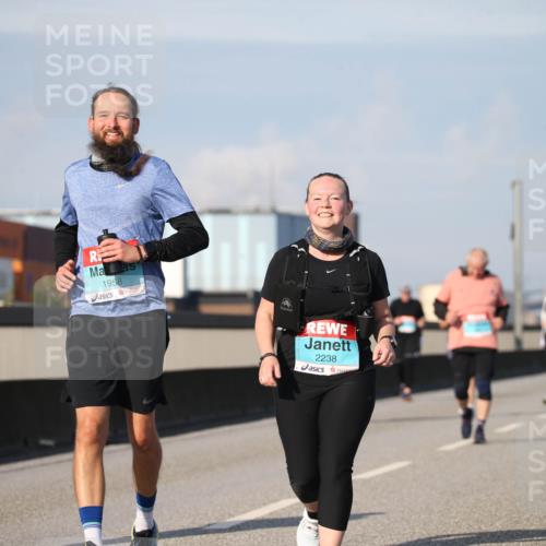 03.10.2025 - Köhlbrandbrückenlauf Jannik Wohlers http://msf.ph/oto/9096867 03.10.2025 10:15:15 Position 3 513, 1958, 2238 meine-sportfotos.de