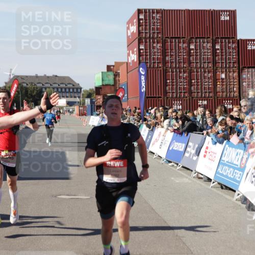 03.10.2025 - Köhlbrandbrückenlauf Jannik Wohlers http://msf.ph/oto/9096916 03.10.2025 12:55:45 Ziel 4001, 4594, 6100, 6480, 6762 meine-sportfotos.de
