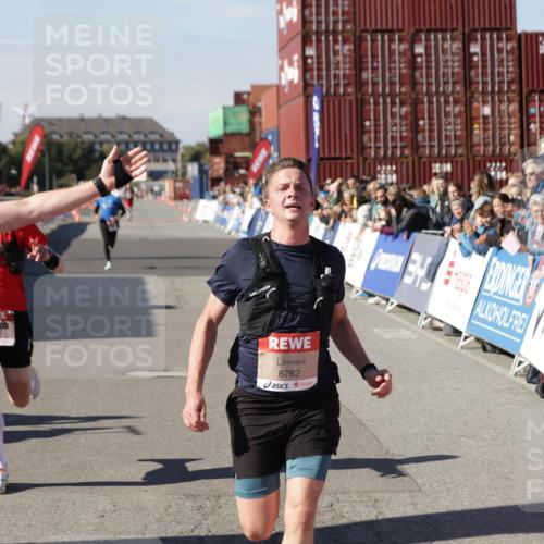 03.10.2025 - Köhlbrandbrückenlauf Jannik Wohlers http://msf.ph/oto/9096957 03.10.2025 12:55:45 Ziel 4001, 4594, 6100, 6480, 6762 meine-sportfotos.de