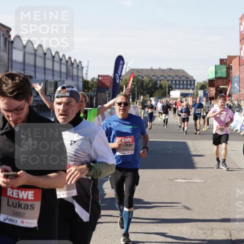 03.10.2025 - Köhlbrandbrückenlauf Jannik Wohlers http://msf.ph/oto/9097062 03.10.2025 13:21:13 Ziel 4363, 4393, 4601, 4680, 4749, 4846, 5265, 5363, 5450, 5618, 5746, 5873, 5878, 5882, 5883, 6262, 6282, 6602, 6756 meine-sportfotos.de