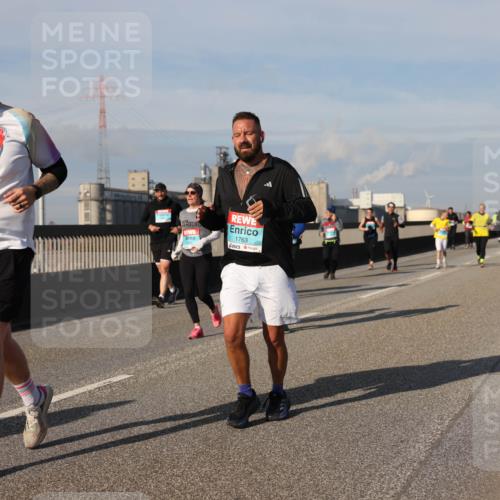 03.10.2025 - Köhlbrandbrückenlauf Lena Gebhardt http://msf.ph/oto/9097101 03.10.2025 10:10:09 Position 2 2619, 1763 meine-sportfotos.de