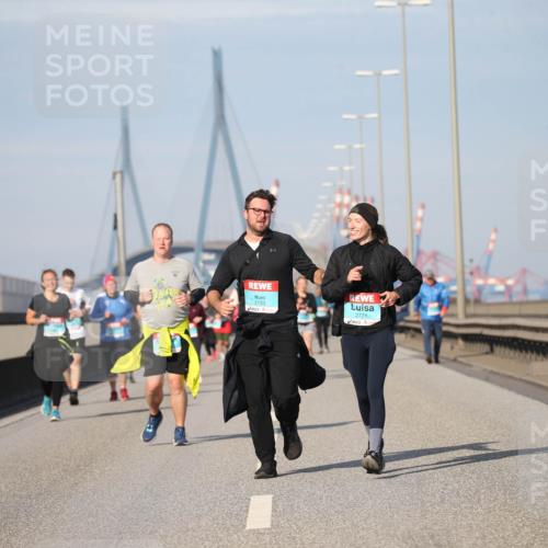 03.10.2025 - Köhlbrandbrückenlauf Jannik Wohlers http://msf.ph/oto/9097132 03.10.2025 10:15:49 Position 3 3733, 2771 meine-sportfotos.de