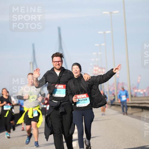 03.10.2025 - Köhlbrandbrückenlauf Jannik Wohlers http://msf.ph/oto/9097198 03.10.2025 10:15:51 Position 3 3733, 2771 meine-sportfotos.de