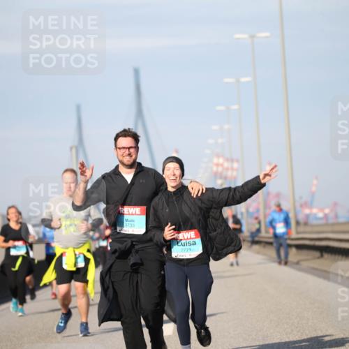 03.10.2025 - Köhlbrandbrückenlauf Jannik Wohlers http://msf.ph/oto/9097204 03.10.2025 10:15:51 Position 3 3733, 2771 meine-sportfotos.de
