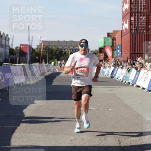 03.10.2025 - Köhlbrandbrückenlauf Jannik Wohlers http://msf.ph/oto/9097236 03.10.2025 12:55:58 Ziel 5966, 6480, 6778 meine-sportfotos.de