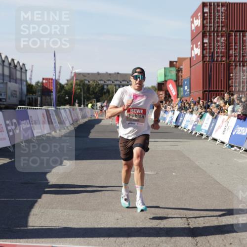 03.10.2025 - Köhlbrandbrückenlauf Jannik Wohlers http://msf.ph/oto/9097243 03.10.2025 12:55:58 Ziel 5966, 6480, 6778 meine-sportfotos.de