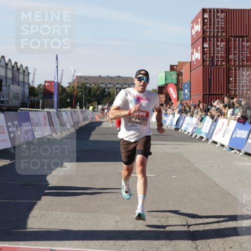 03.10.2025 - Köhlbrandbrückenlauf Jannik Wohlers http://msf.ph/oto/9097255 03.10.2025 12:55:58 Ziel 5966, 6480, 6778 meine-sportfotos.de