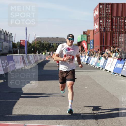 03.10.2025 - Köhlbrandbrückenlauf Jannik Wohlers http://msf.ph/oto/9097267 03.10.2025 12:55:58 Ziel 5966, 6480, 6778 meine-sportfotos.de