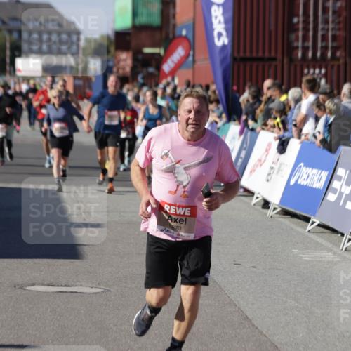 03.10.2025 - Köhlbrandbrückenlauf Jannik Wohlers http://msf.ph/oto/9097275 03.10.2025 13:21:16 Ziel 4363, 4379, 4393, 4601, 4749, 4838, 4846, 5265, 5450, 5618, 5746, 5873, 5878, 5882, 5883, 6262, 6282, 6602, 6756 meine-sportfotos.de