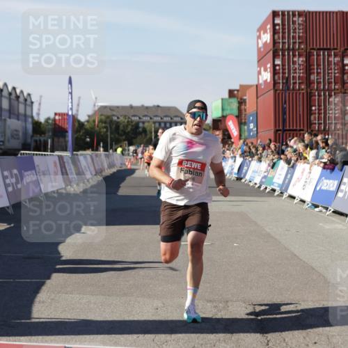 03.10.2025 - Köhlbrandbrückenlauf Jannik Wohlers http://msf.ph/oto/9097279 03.10.2025 12:55:58 Ziel 5966, 6480, 6778 meine-sportfotos.de