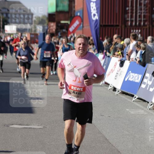 03.10.2025 - Köhlbrandbrückenlauf Jannik Wohlers http://msf.ph/oto/9097296 03.10.2025 13:21:16 Ziel 4363, 4379, 4393, 4601, 4749, 4838, 4846, 5265, 5450, 5618, 5746, 5873, 5878, 5882, 5883, 6262, 6282, 6602, 6756 meine-sportfotos.de