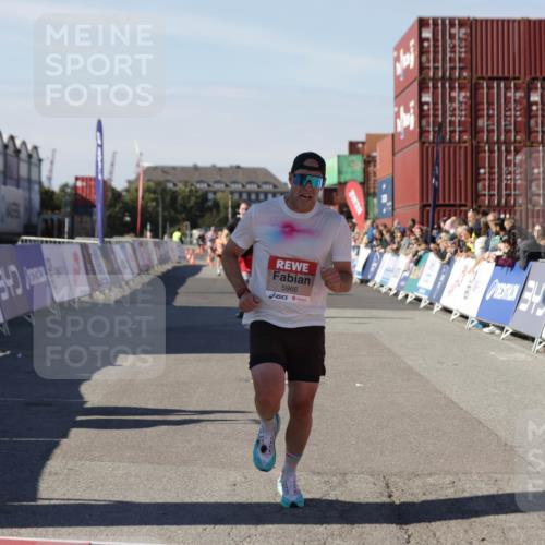03.10.2025 - Köhlbrandbrückenlauf Jannik Wohlers http://msf.ph/oto/9097302 03.10.2025 12:55:59 Ziel 5966, 6480, 6778 meine-sportfotos.de