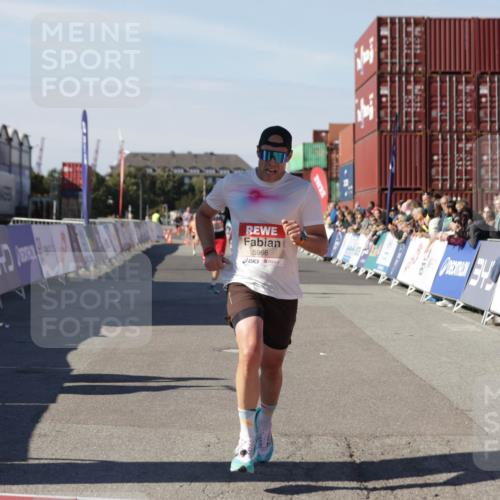 03.10.2025 - Köhlbrandbrückenlauf Jannik Wohlers http://msf.ph/oto/9097309 03.10.2025 12:55:59 Ziel 5966, 6480, 6778 meine-sportfotos.de