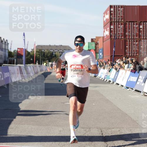 03.10.2025 - Köhlbrandbrückenlauf Jannik Wohlers http://msf.ph/oto/9097319 03.10.2025 12:55:59 Ziel 5966, 6480, 6778 meine-sportfotos.de