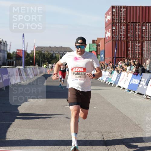 03.10.2025 - Köhlbrandbrückenlauf Jannik Wohlers http://msf.ph/oto/9097332 03.10.2025 12:55:59 Ziel 5966, 6480, 6778 meine-sportfotos.de