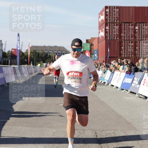 03.10.2025 - Köhlbrandbrückenlauf Jannik Wohlers http://msf.ph/oto/9097342 03.10.2025 12:55:59 Ziel 5966, 6480, 6778 meine-sportfotos.de