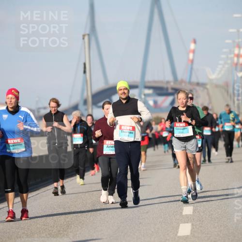 03.10.2025 - Köhlbrandbrückenlauf Jannik Wohlers http://msf.ph/oto/9097350 03.10.2025 10:15:57 Position 3 1981, 3080, 1982, 1729, 2558 meine-sportfotos.de