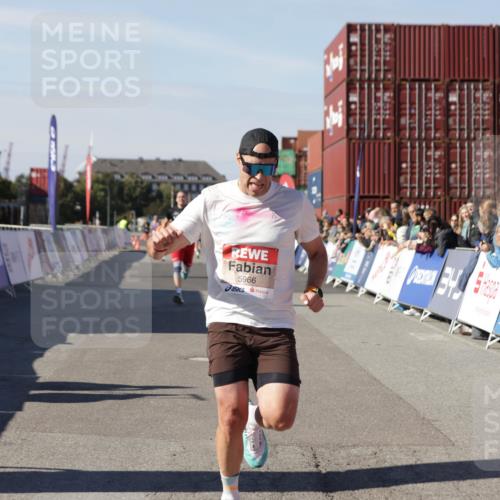 03.10.2025 - Köhlbrandbrückenlauf Jannik Wohlers http://msf.ph/oto/9097352 03.10.2025 12:55:59 Ziel 5966, 6480, 6778 meine-sportfotos.de