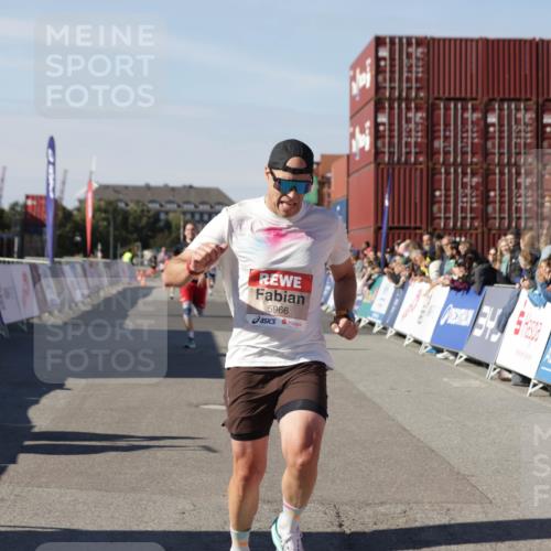 03.10.2025 - Köhlbrandbrückenlauf Jannik Wohlers http://msf.ph/oto/9097359 03.10.2025 12:55:59 Ziel 5966, 6480, 6778 meine-sportfotos.de