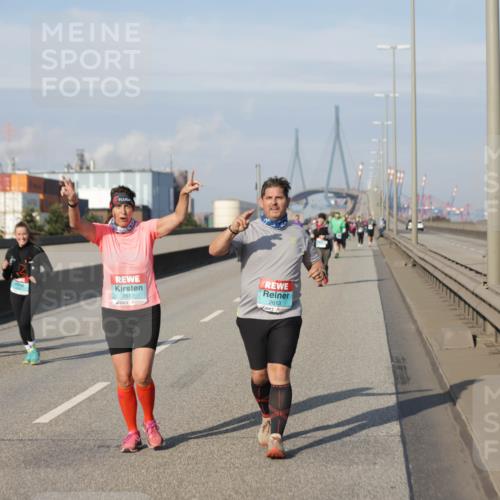 03.10.2025 - Köhlbrandbrückenlauf Jannik Wohlers http://msf.ph/oto/9097360 03.10.2025 10:18:06 Position 3 2612, 2613 meine-sportfotos.de