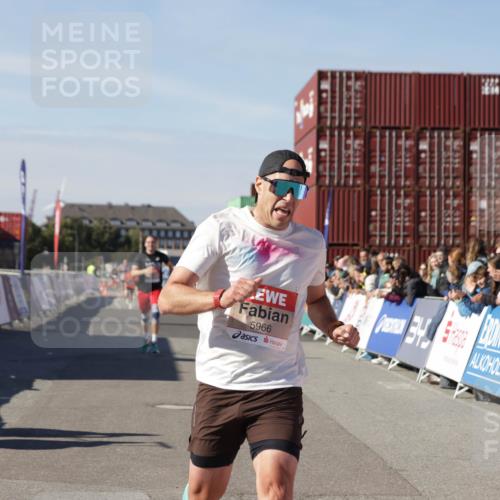 03.10.2025 - Köhlbrandbrückenlauf Jannik Wohlers http://msf.ph/oto/9097392 03.10.2025 12:55:59 Ziel 5966, 6480, 6778 meine-sportfotos.de