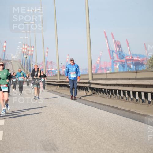 03.10.2025 - Köhlbrandbrückenlauf Jannik Wohlers http://msf.ph/oto/9097393 03.10.2025 10:16:00 Position 3 2558 meine-sportfotos.de