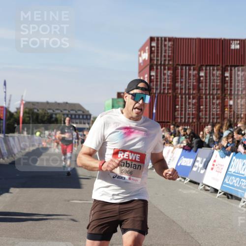 03.10.2025 - Köhlbrandbrückenlauf Jannik Wohlers http://msf.ph/oto/9097400 03.10.2025 12:55:59 Ziel 5966, 6480, 6778 meine-sportfotos.de