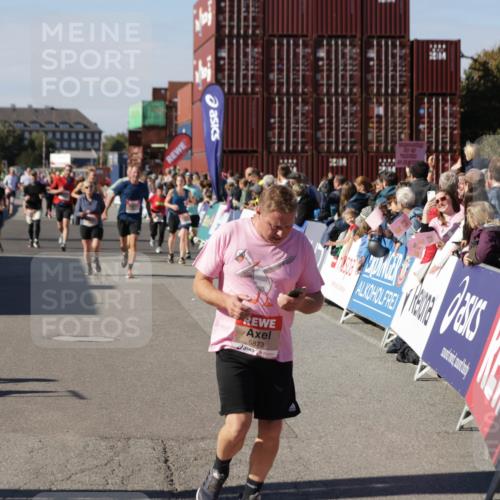 03.10.2025 - Köhlbrandbrückenlauf Jannik Wohlers http://msf.ph/oto/9097405 03.10.2025 13:21:17 Ziel 4363, 4379, 4393, 4601, 4749, 4838, 4846, 5265, 5450, 5618, 5746, 5873, 5878, 5882, 5883, 6262, 6602, 6675, 6676, 6679, 6756 meine-sportfotos.de