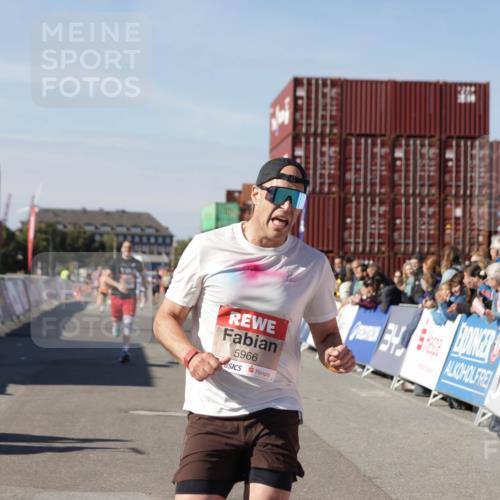 03.10.2025 - Köhlbrandbrückenlauf Jannik Wohlers http://msf.ph/oto/9097410 03.10.2025 12:55:59 Ziel 5966, 6480, 6778 meine-sportfotos.de