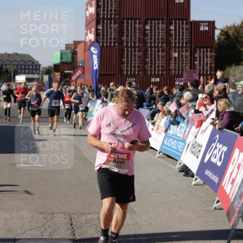 03.10.2025 - Köhlbrandbrückenlauf Jannik Wohlers http://msf.ph/oto/9097412 03.10.2025 13:21:17 Ziel 4363, 4379, 4393, 4601, 4749, 4838, 4846, 5265, 5450, 5618, 5746, 5873, 5878, 5882, 5883, 6262, 6602, 6675, 6676, 6679, 6756 meine-sportfotos.de