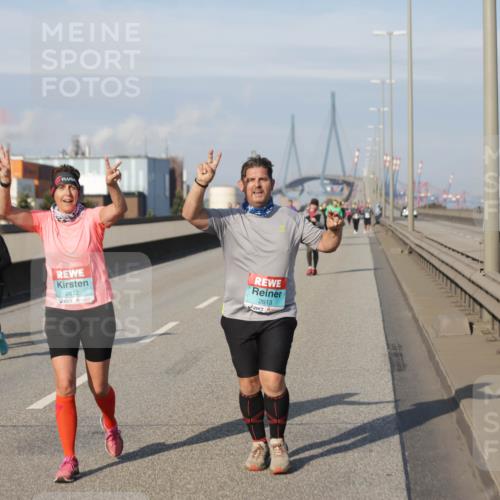 03.10.2025 - Köhlbrandbrückenlauf Jannik Wohlers http://msf.ph/oto/9097414 03.10.2025 10:18:07 Position 3 2612, 2613 meine-sportfotos.de