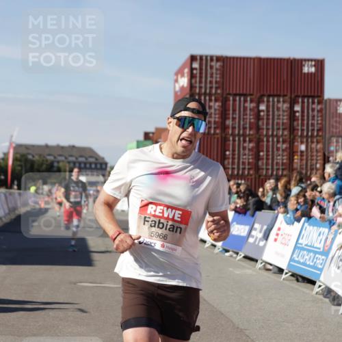 03.10.2025 - Köhlbrandbrückenlauf Jannik Wohlers http://msf.ph/oto/9097417 03.10.2025 12:55:59 Ziel 5966, 6480, 6778 meine-sportfotos.de