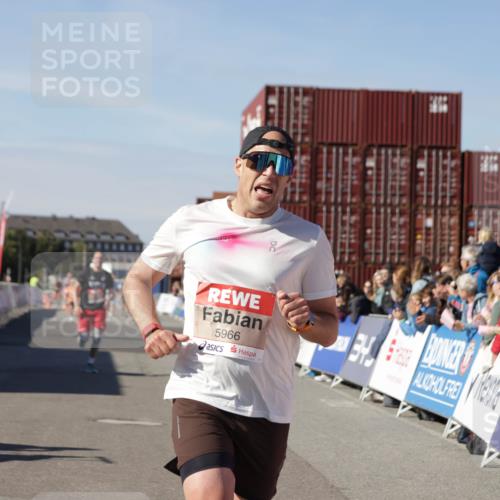 03.10.2025 - Köhlbrandbrückenlauf Jannik Wohlers http://msf.ph/oto/9097423 03.10.2025 12:55:59 Ziel 5966, 6480, 6778 meine-sportfotos.de